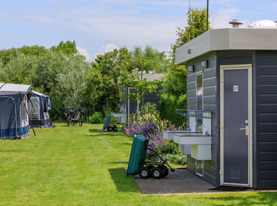 MP - kamperen - Luxe Comfortplaats - buiten -  privé sanitair (2) LR.jpg
