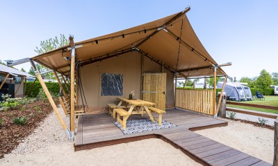 safari tent voorkant 2026.jpg