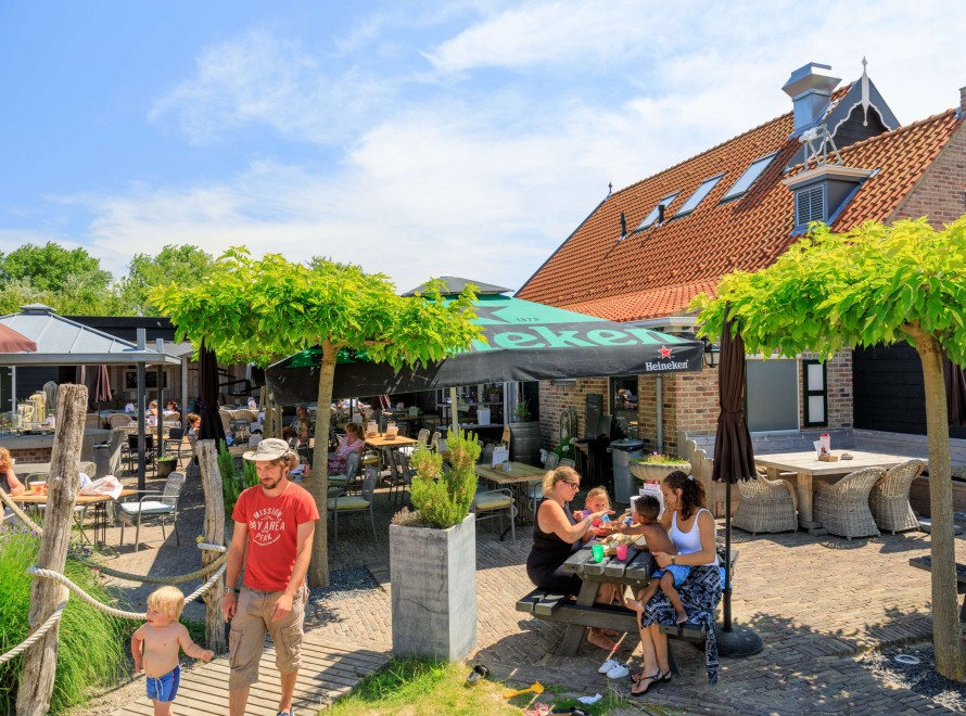 MP - faciliteit - Brasserie de Meerpaal - terras - buiten - gast - gezin - kind (5).jpg