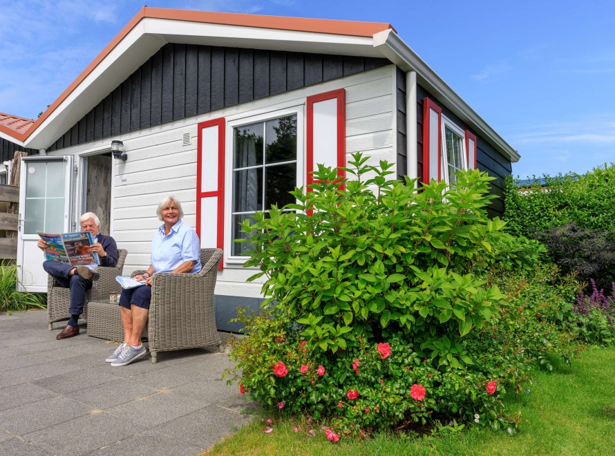 MP - huren - 2-persoons studio - buiten - stel - senioren - krant.jpg